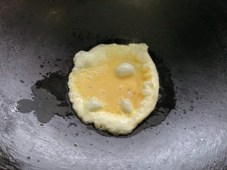 酸豆角炒鸡蛋,热油锅小火加入鸡蛋液。