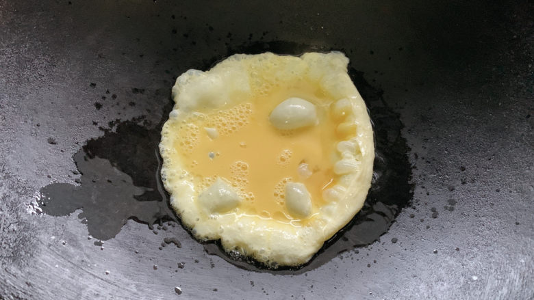 酸豆角炒鸡蛋,热油锅小火加入鸡蛋液。