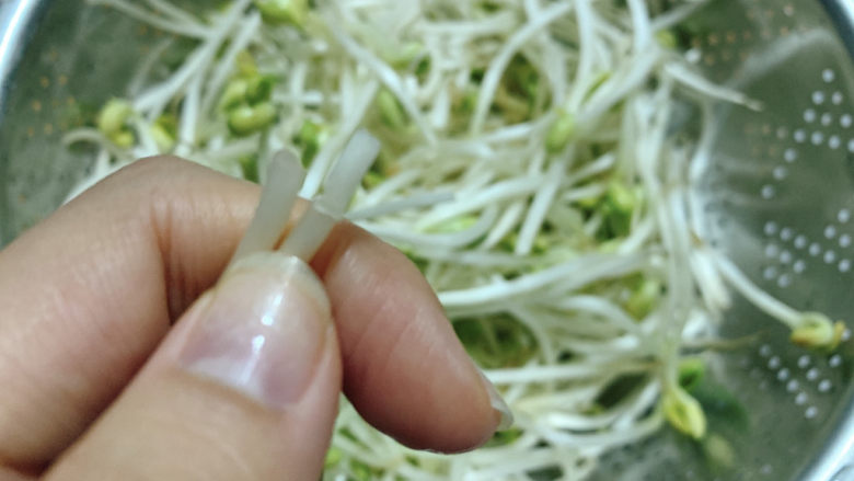 豆芽炒粉条,有耐心的小伙伴，可以把豆芽根部细丝折去。