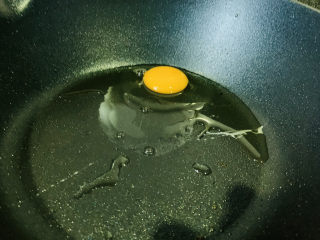 西兰花炒鸡蛋,锅加热，打入鸡蛋