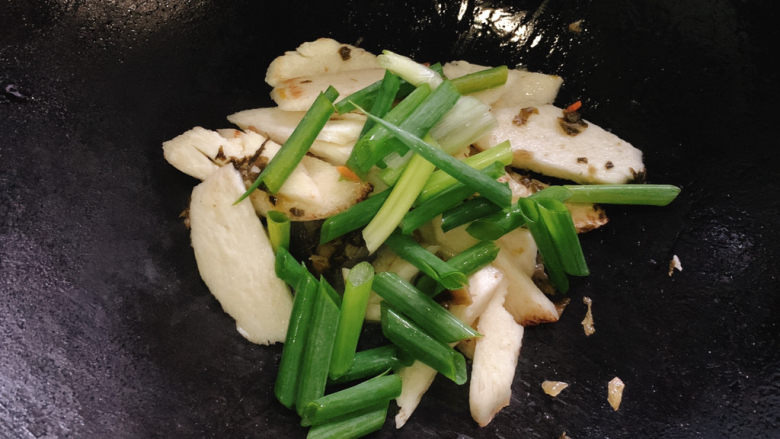 清炒茭白,因为糟菜类似咸菜一般，已经有咸味了，没有另外加调料，直接加葱段翻炒。