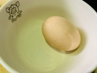 酸豆角炒鸡蛋,鸡蛋准备一个