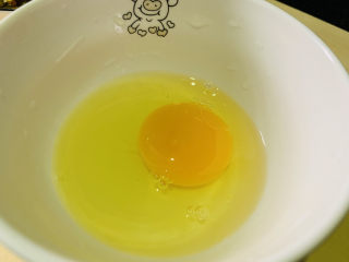 酸豆角炒鸡蛋,打入碗内