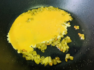 酸豆角炒鸡蛋,加入调味好，并打散的鸡蛋液