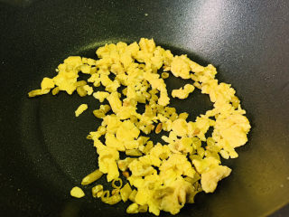酸豆角炒鸡蛋,鸡蛋金黄，起锅