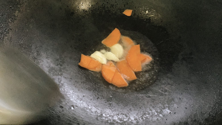 茭白木耳炒肉,加入胡萝卜片煸炒。