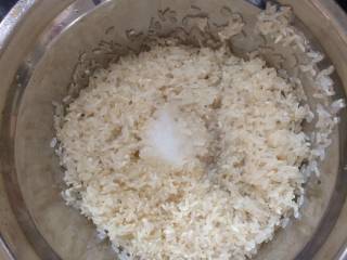 香菇鸡肉粥,大米淘洗干净，加入少许的盐和油，在加入适量的水浸泡1小时。
