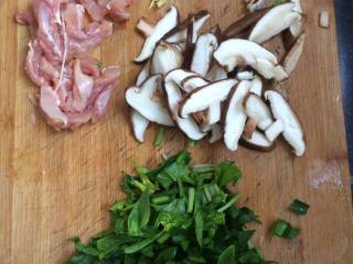 香菇鸡肉粥,将姜切碎，香菇切片，菠菜切碎，鸡腿去骨去皮，切条。