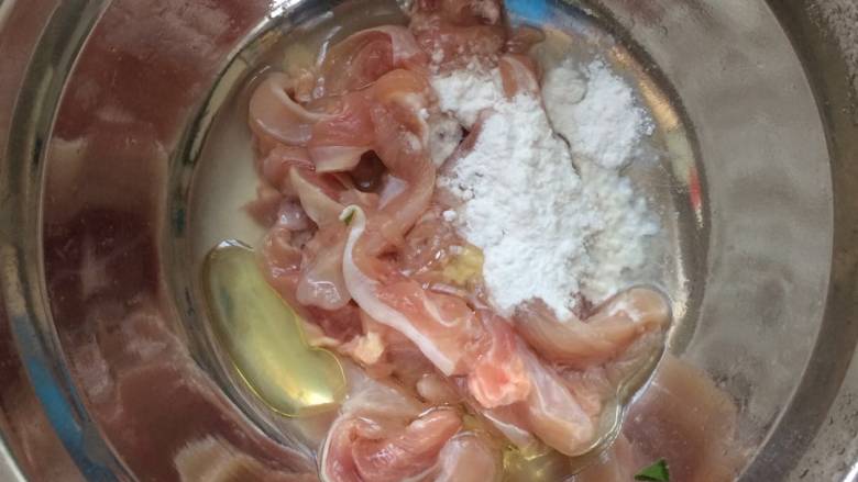 香菇鸡肉粥,鸡肉处理干净后，切成长条，加入少许的盐，油，淀粉。