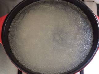 香菇鸡肉粥,浸泡后的大米放入砂锅中，加入适量的水。
