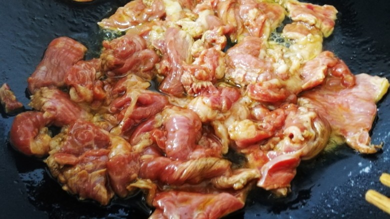 莴笋炒牛肉,热锅凉油，文火不等油热，放入牛肉，筷子把肉划散。