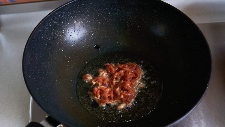 雪菜肉丝面,油热后，肉丝入锅煸炒至肉丝变色，再继续翻炒至肉丝八成熟，盛出备用。