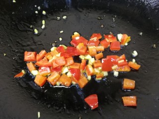 酸豆角炒肉末,用锅中的底油，放入蒜末姜末红椒，文火翻炒均匀，炒出香味。