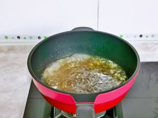 豆芽炒粉条,再加入两小碗纯净水。
