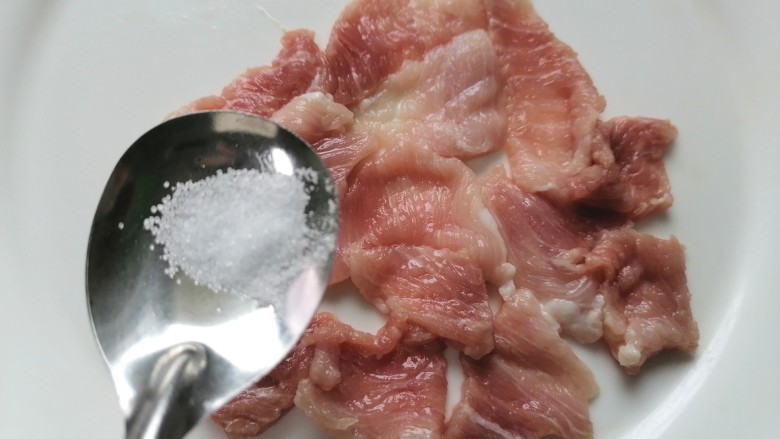 茭白木耳炒肉,肉洗干净切成肉片并加入少许盐