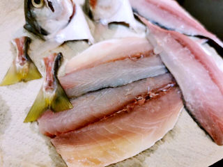 豆花鱼,鱼肉中心的鱼刺也去除，用厨房纸巾拭干