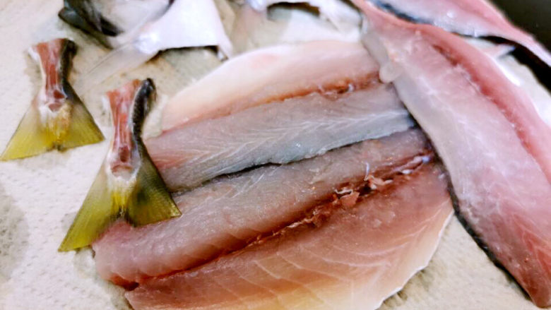 豆花鱼,鱼肉中心的鱼刺也去除，用厨房纸巾拭干