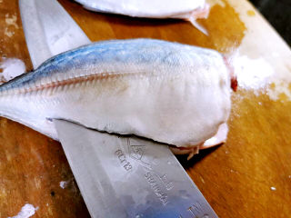 豆花鱼,鳀鱼切下鱼头，片下左右两片鱼肉