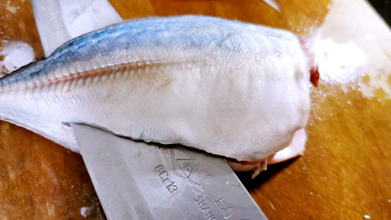 豆花鱼,鳀鱼切下鱼头，片下左右两片鱼肉