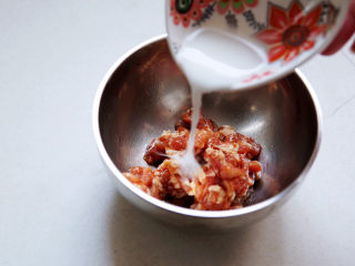 酸豆角炒肉末,加入水淀粉抓匀腌制五分钟。