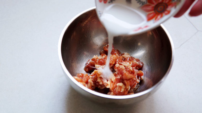 酸豆角炒肉末,加入水淀粉抓匀腌制五分钟。