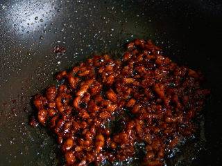 酸豆角炒肉末,肉末如果翻炒至八成熟，盛出备用。