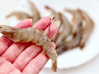 鸡肉海虾莴苣小炒,海虾去虾须虾线后洗净。