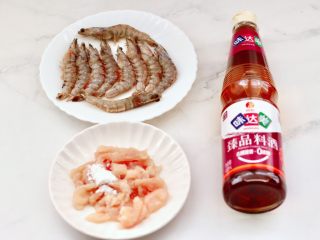 鸡肉海虾莴苣小炒,鸡胸肉切粗条，加入淀粉和1勺料酒混合后抓匀腌制一会，海虾加1勺料酒腌制一会。