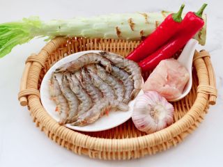 鸡肉海虾莴苣小炒,首先备齐所有的食材。