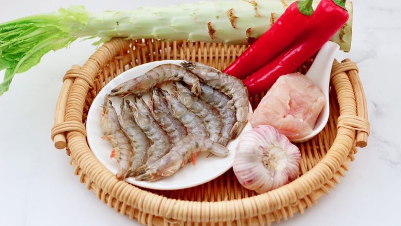 鸡肉海虾莴苣小炒,首先备齐所有的食材。