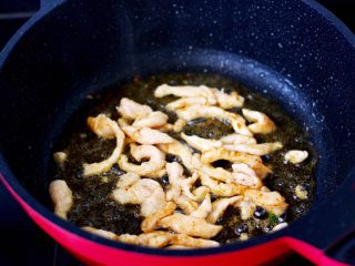 鸡肉海虾莴苣小炒,煎海虾的油烧热，爆香鸡肉条，炒至变色即可盛出备用。