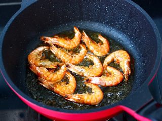 鸡肉海虾莴苣小炒,锅中倒入适量油烧热，小火把海虾煎出虾油煎熟盛出备用。