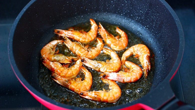 鸡肉海虾莴苣小炒,锅中倒入适量油烧热，小火把海虾煎出虾油煎熟盛出备用。