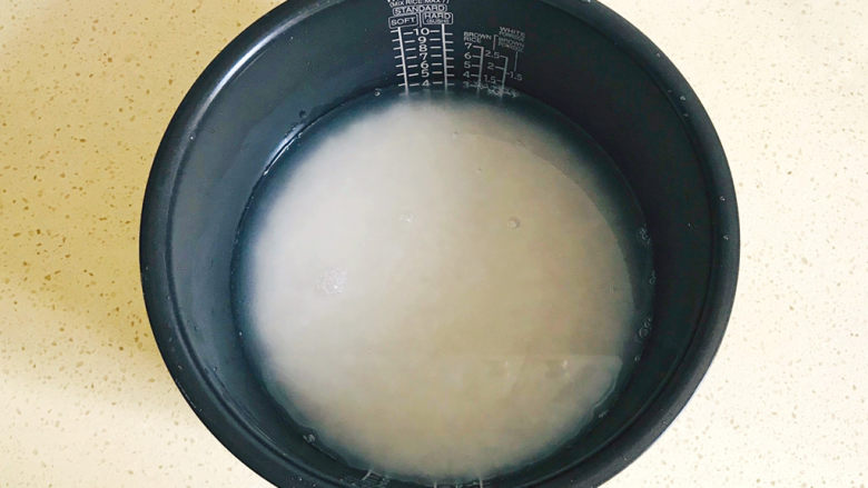 三文鱼鲜活波奇饭,提前蒸好米饭，米洗净，倒入电饭煲里，加适量水