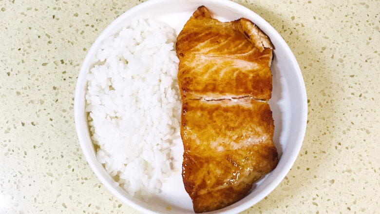 三文鱼鲜活波奇饭,将三文鱼摆放在米饭的另一边