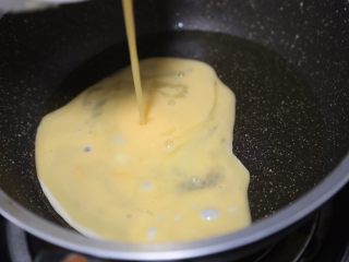 西兰花炒鸡蛋,锅里倒入油，倒入蛋液