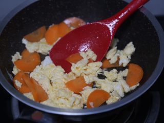 西兰花炒鸡蛋,加入胡萝卜一起翻炒