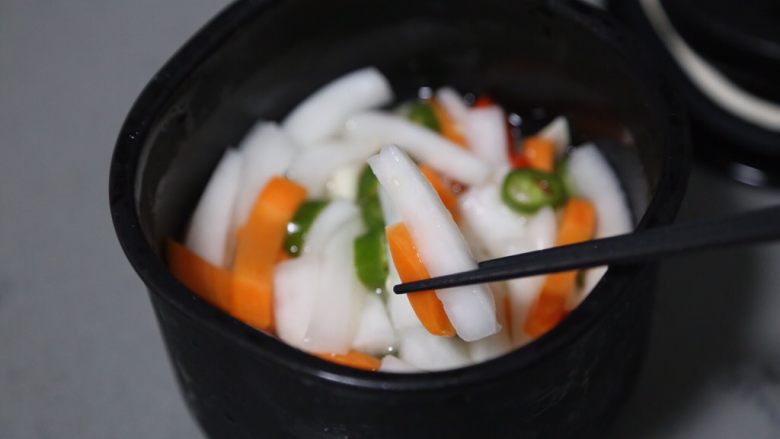 自制泡菜,用干净的筷子夹出，随吃随取，吃多少取多少，1-2天内吃完即可