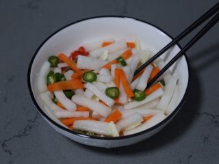 自制泡菜,用筷子翻拌均匀