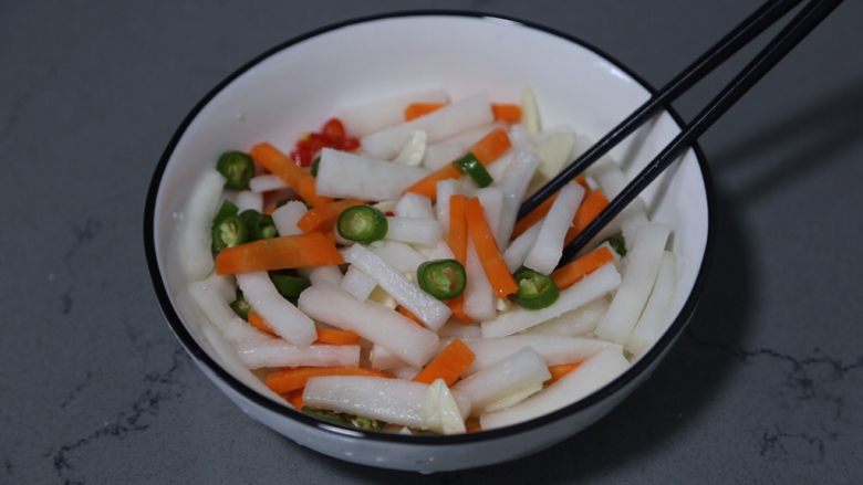 自制泡菜,用筷子翻拌均匀
