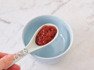 糖醋莲藕,取一个碗：加入番茄酱