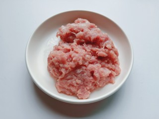水晶蒸饺,猪肉去除筋膜，切片再剁成肉馅。