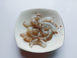 水晶蒸饺,对虾挑出虾线，剥壳【对虾冷冻一下剥壳更加方便】