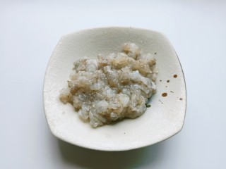 水晶蒸饺,对虾用刀背拍一下，剁成虾泥。