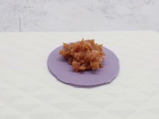 水晶蒸饺,擀成圆形的饺子皮形状、放上虾仁馅。