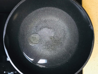 西兰花炒鸡蛋,锅里加水，撒入少许盐，滴入几滴油