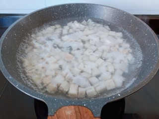糖醋莲藕,锅里放水，水开下藕丁焯水两分钟。
