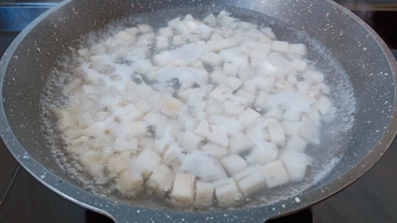 糖醋莲藕,锅里放水，水开下藕丁焯水两分钟。