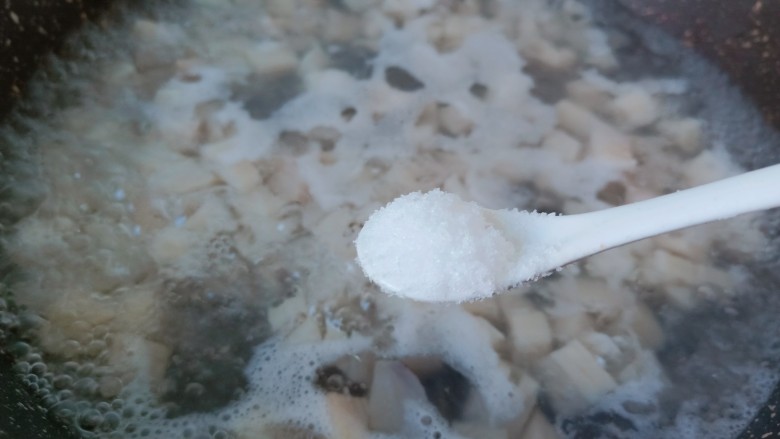 糖醋莲藕,焯水期间可以加加一点点盐。焯水过后的藕丁沥一下水分。
