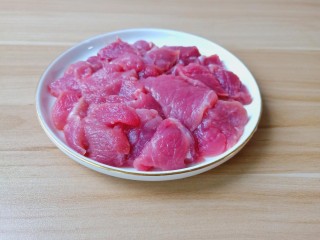 莲藕饼,新鲜的猪肉用温水冲洗干净再切片。